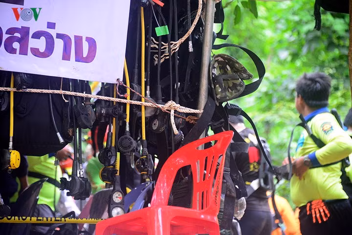 Cận cảnh biệt đội SEAL giải cứu đội bóng trong hang động tại Thái Lan