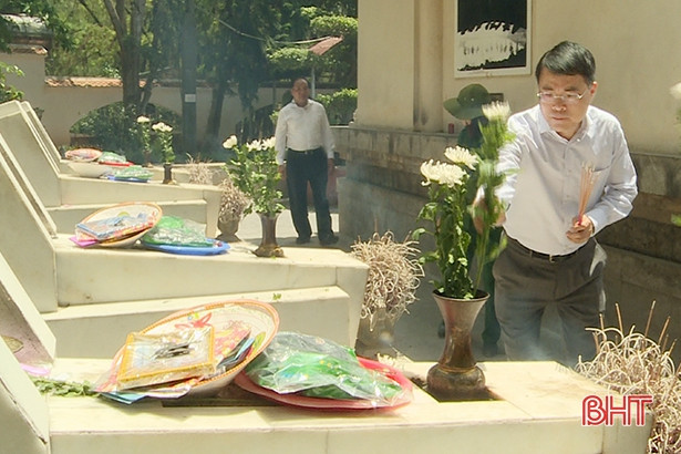 Ngân hàng Nhà nước Việt Nam ủng hộ Quỹ Đền ơn đáp nghĩa Hà Tĩnh 300 triệu đồng