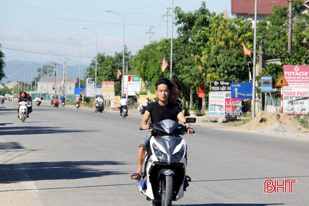 Không mũ bảo hiểm vẫn vô tư tham gia giao thông