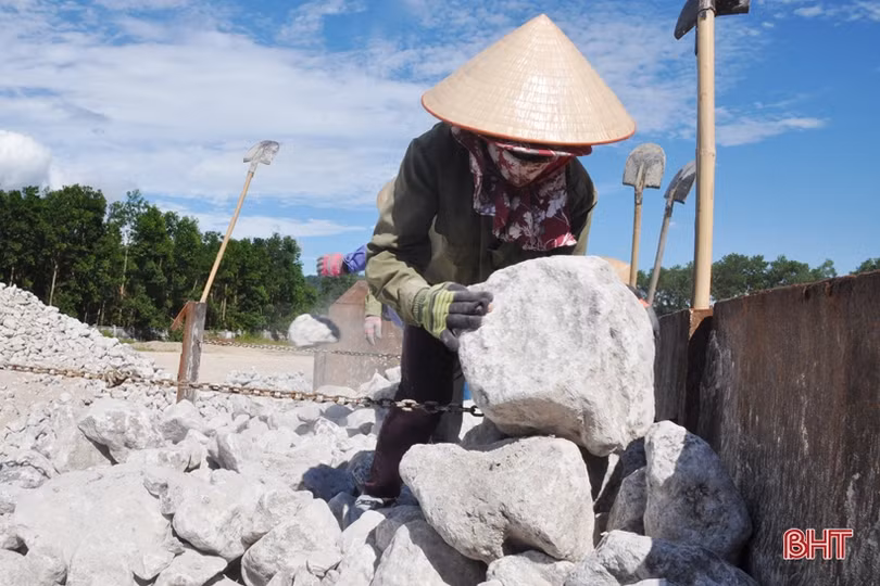 Nữ “phu đá” mưu sinh dưới nắng nóng 40 độ C