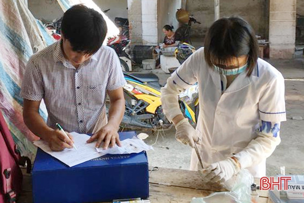 Hà Tĩnh: Ăn nộm sứa, 10 người nhập viện cấp cứu