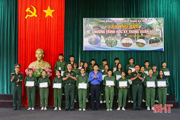 Xúc động lễ chia tay các chiến sỹ “nhí”