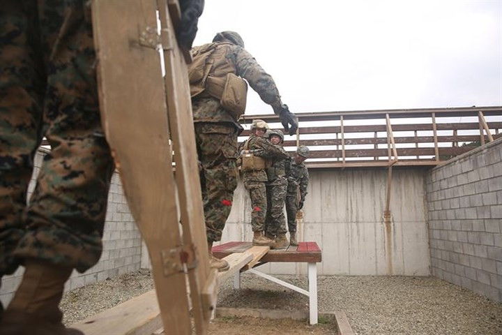 Cận cảnh kỹ năng vượt chướng ngại vật của thủy quân lục chiến Mỹ