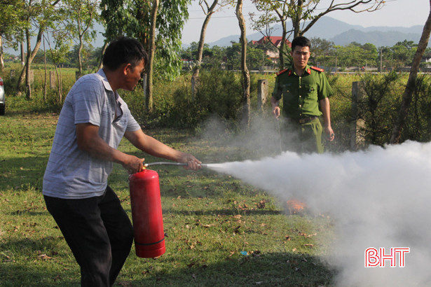 LĐLĐ huyện Nghi Xuân trao tặng gần 160 triệu đồng cho đoàn viên