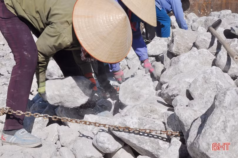 Nữ “phu đá” mưu sinh dưới nắng nóng 40 độ C