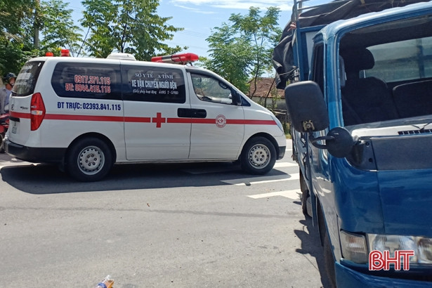 Xe tải “leo” dải phân cách, 1 người nhập viện