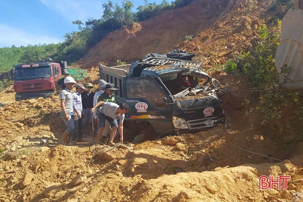Sập mỏ đất vùi lấp xe tải, 1 tài xế nhập viện cấp cứu