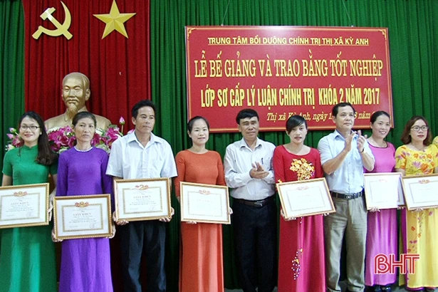 Hà Tĩnh đào tạo, chuẩn hóa cán bộ đáp ứng yêu cầu nhiệm vụ chính trị