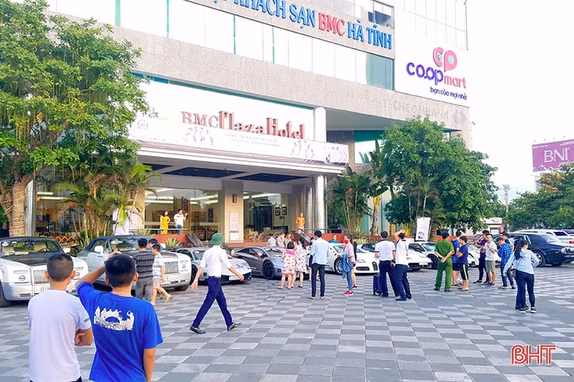 Dàn siêu xe trăm tỷ của ông chủ cà phê Trung Nguyên gây sốt tại Hà Tĩnh