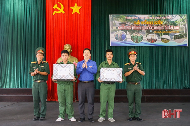 Xúc động lễ chia tay các chiến sỹ “nhí”