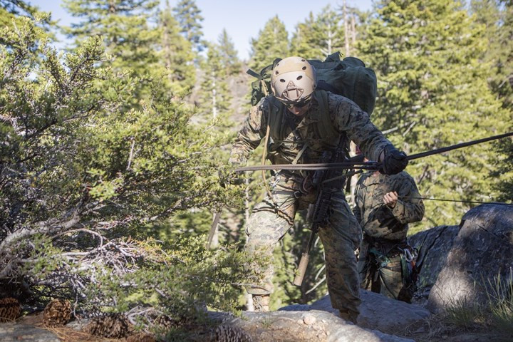 Cận cảnh kỹ năng vượt chướng ngại vật của thủy quân lục chiến Mỹ