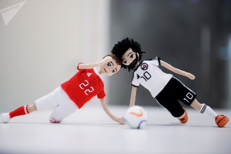 Bà nội trợ Nga làm búp bê hình các ngôi sao World Cup