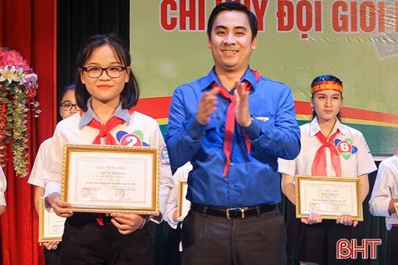 Cô bé liên đội trưởng nhiệt tình, sôi nổi