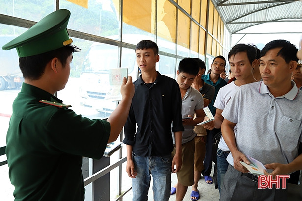 Lưu lượng phương tiện XNC qua Cửa khẩu Cầu Treo tăng khá