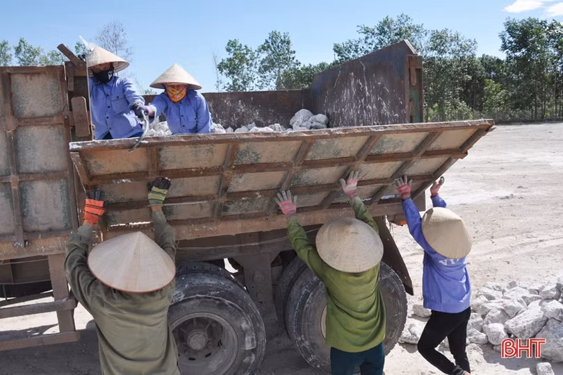 Nữ “phu đá” mưu sinh dưới nắng nóng 40 độ C