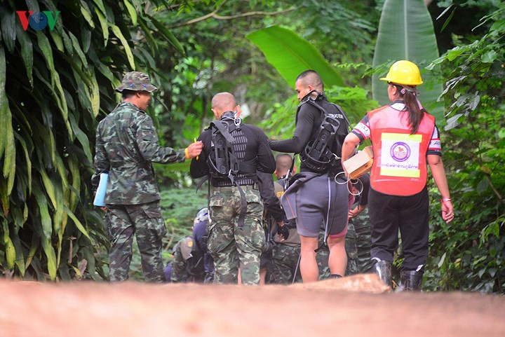 Cận cảnh biệt đội SEAL giải cứu đội bóng trong hang động tại Thái Lan