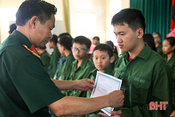 Xúc động lễ chia tay các chiến sỹ “nhí”