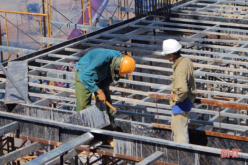 “Vượt nắng” trên công trường nhà ở xã hội đầu tiên Hà Tĩnh