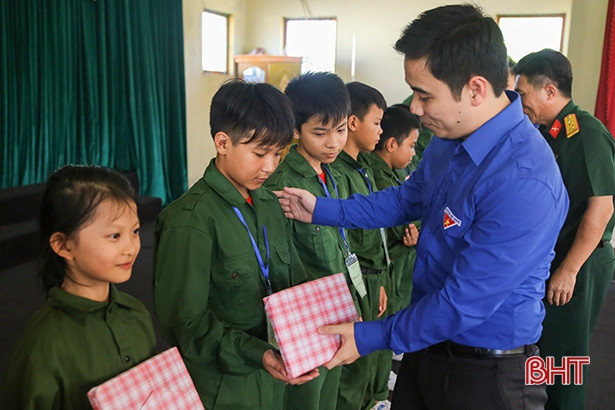 Xúc động lễ chia tay các chiến sỹ “nhí”