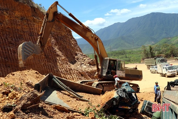 Sập mỏ đất vùi lấp xe tải, 1 tài xế nhập viện cấp cứu