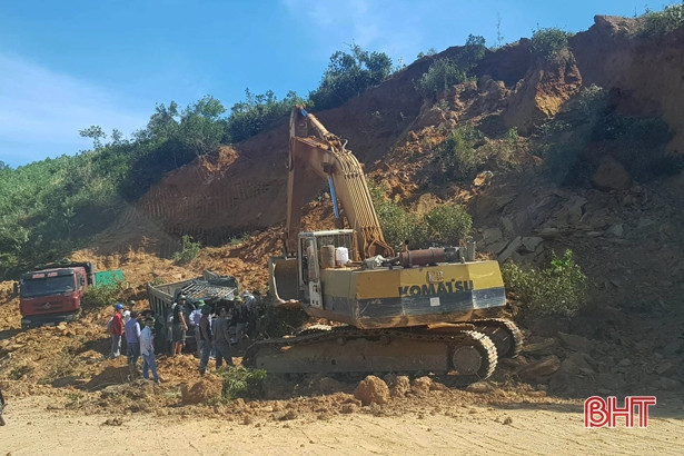 Sập mỏ đất vùi lấp xe tải, 1 tài xế nhập viện cấp cứu