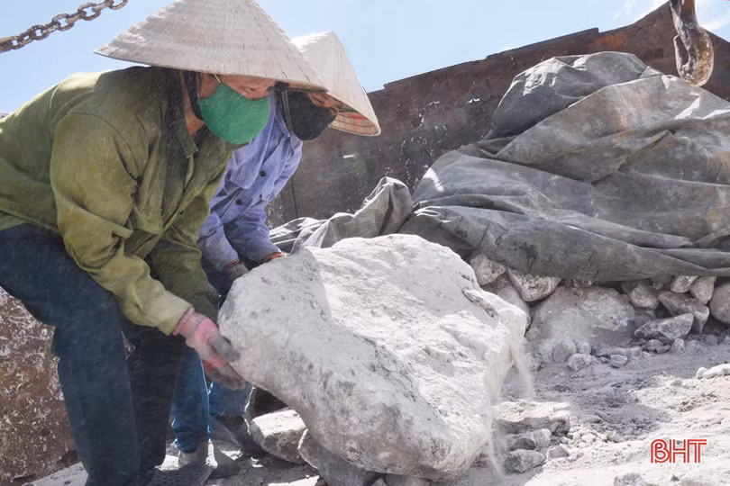 Nữ “phu đá” mưu sinh dưới nắng nóng 40 độ C