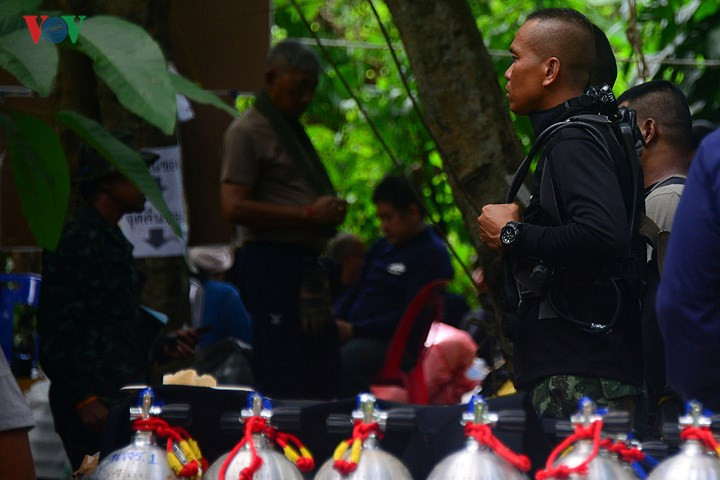 Cận cảnh biệt đội SEAL giải cứu đội bóng trong hang động tại Thái Lan