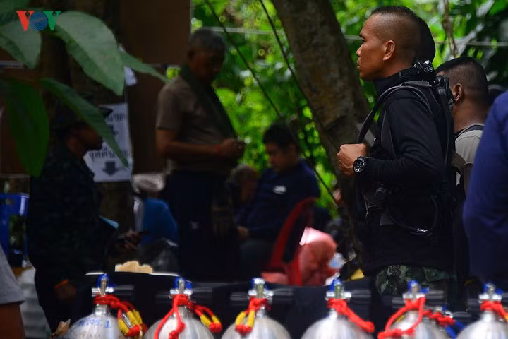 Cận cảnh biệt đội SEAL giải cứu đội bóng trong hang động tại Thái Lan