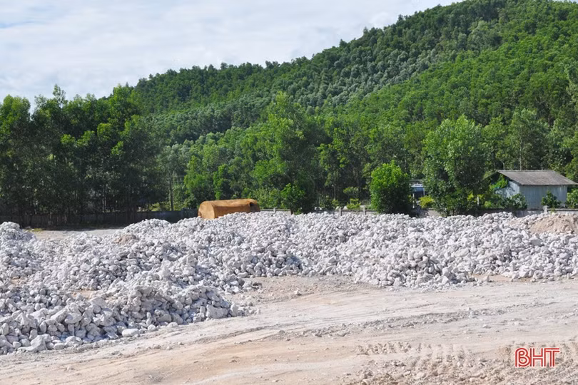 Nữ “phu đá” mưu sinh dưới nắng nóng 40 độ C