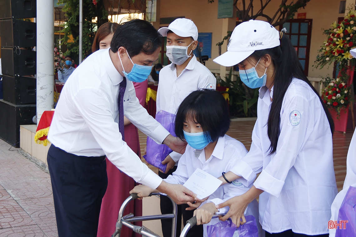 Phó Bí thư Thường trực Tỉnh ủy đánh trống khai giảng tại Trường THPT Cẩm Bình