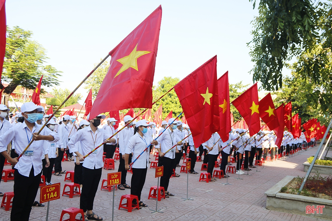 Phó Bí thư Thường trực Tỉnh ủy đánh trống khai giảng tại Trường THPT Cẩm Bình