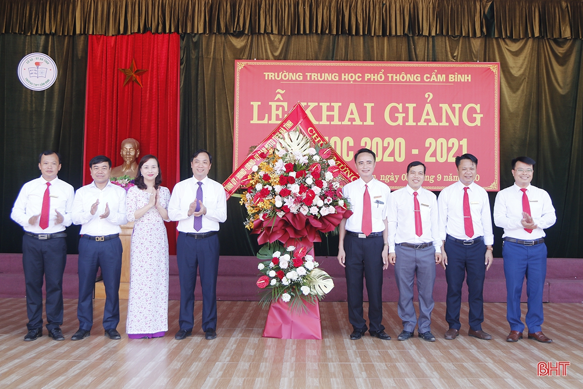 Phó Bí thư Thường trực Tỉnh ủy đánh trống khai giảng tại Trường THPT Cẩm Bình
