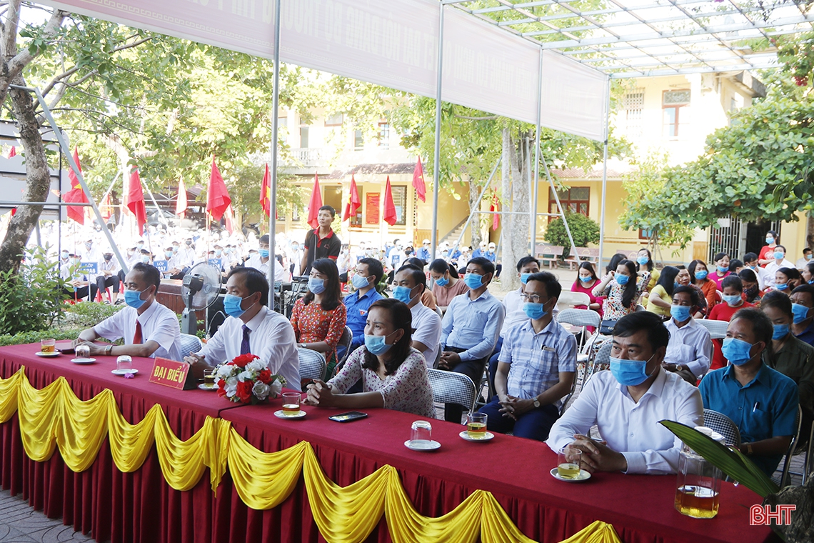 Phó Bí thư Thường trực Tỉnh ủy đánh trống khai giảng tại Trường THPT Cẩm Bình