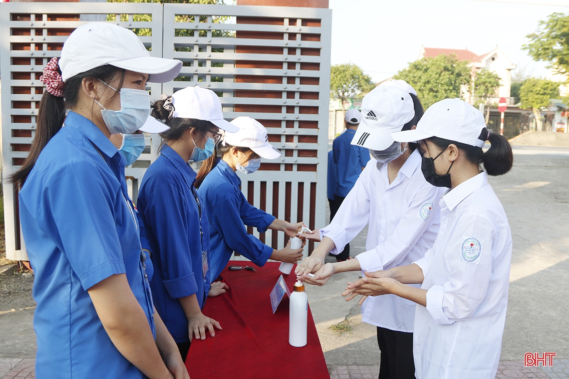 Phó Bí thư Thường trực Tỉnh ủy đánh trống khai giảng tại Trường THPT Cẩm Bình