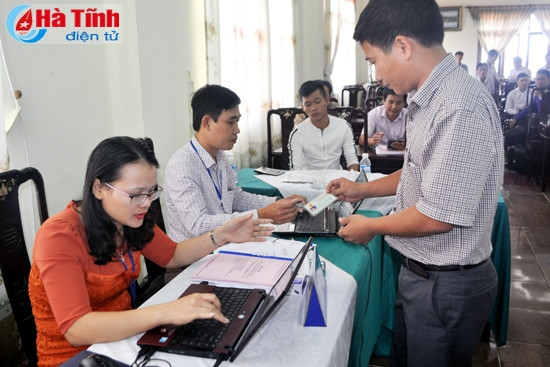 Đại diện Công ty cổ phần Đầu tư Xây dựng Việt Hà làm thủ tục sau khi trúng thầu mỏ cát xã Hương Minh (Vũ Quang) với mức giá lên đến gần 2,7 tỷ đồng.