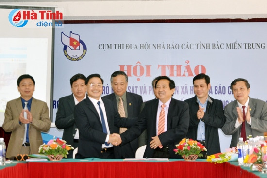 Hội Nhà báo các tỉnh Bắc miền Trung ký kết giao ước thi đua năm 2016