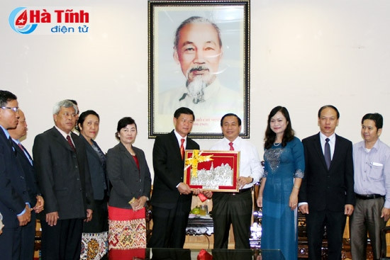 Lãnh đạo hai tỉnh trao quà lưu niệm của mỗi địa phương cho nhau Lãnh đạo hai tỉnh trao quà lưu niệm của mỗi địa phương cho nhau