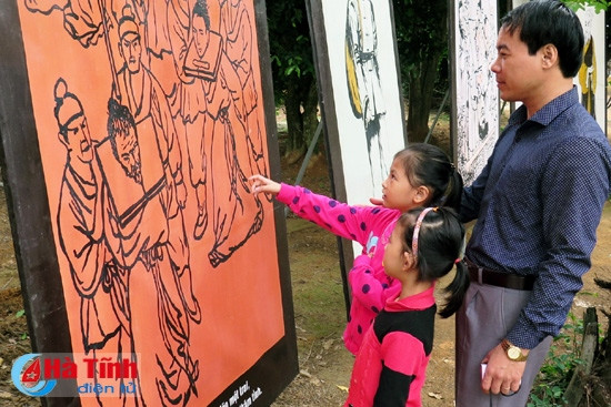 Hàng nghìn lượt du khách tham quan Khu lưu niệm Nguyễn Du ảnh 4