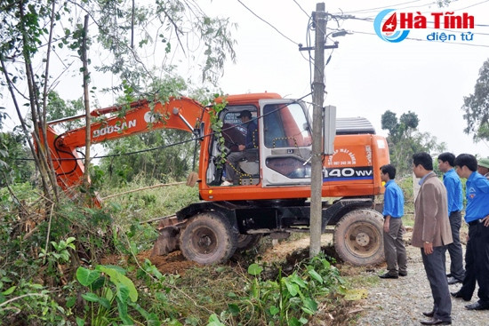 Chi đoàn Văn phòng UBND tỉnh hỗ trợ Cẩm Quang xây dựng NTM ảnh 1