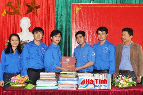 Chi đoàn Văn phòng UBND tỉnh hỗ trợ Cẩm Quang xây dựng NTM ảnh 2