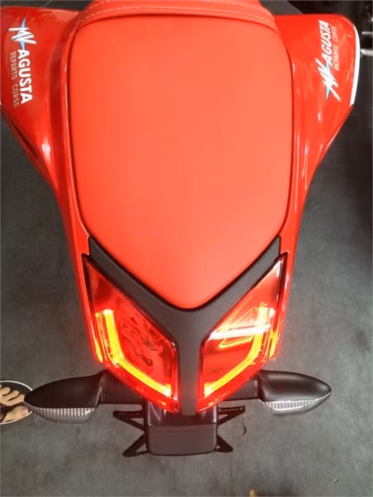 MV Agusta F4 RC 2015 đầu tiên tại Việt Nam sở hữu yên xe màu đỏ nổi bật.