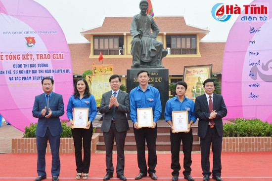 Trao giải Cuộc thi báo tường về Nguyễn Du và Truyện Kiều ảnh 2