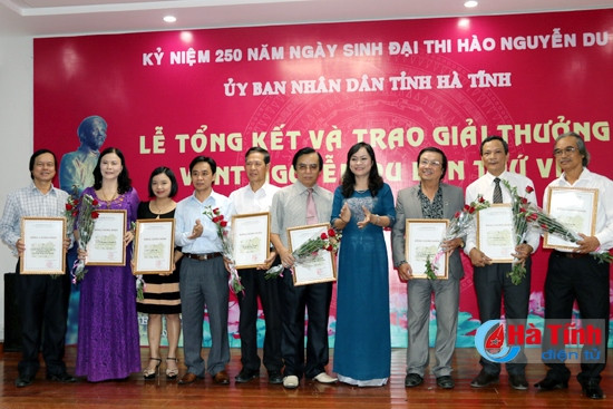 Phó Chủ tịch HĐND tỉnh Nguyễn Thị Nữ Y và Bí thư Đảng ủy Khối các cơ quan tỉnh Trần Thế Dũng trao giải B