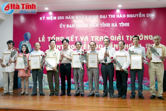 Lãnh đạo Hội liên hiệp VHNT tỉnh và huyện Nghi Xuân trao giải khuyến khích