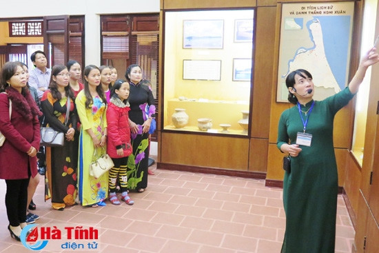 Hàng nghìn lượt du khách tham quan Khu lưu niệm Nguyễn Du ảnh 6