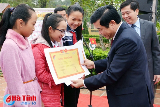 Trao giải Cuộc thi báo tường về Nguyễn Du và Truyện Kiều ảnh 4