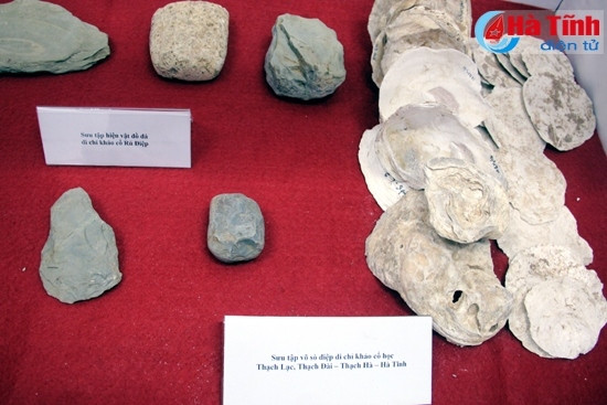 Di chỉ khảo cổ học Rú Điệp và Thạch Lạc tại phòng trưng bày hiện vật cổ nhân kỷ niệm 1.010 năm danh xưng Thạch Hà. Ảnh: Phan Trâm