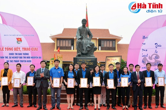 Trao giải Cuộc thi báo tường về Nguyễn Du và Truyện Kiều ảnh 1