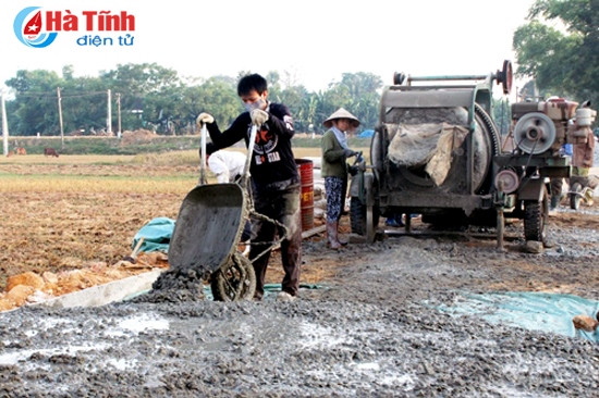 Nhân dân Mai Phụ ra quân xây dựng đường giao thông nông thôn