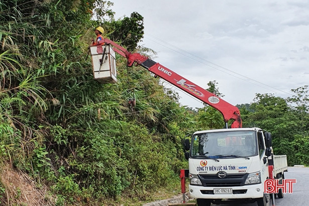 Điện lực Hà Tĩnh triển khai “kịch bản” bảo vệ lưới điện trước bão số 7